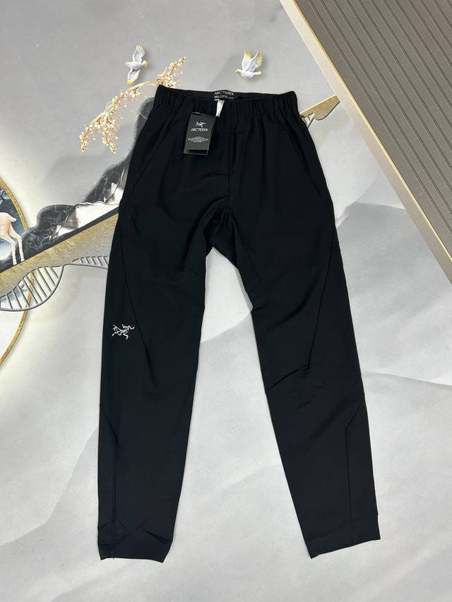 Details of the Arc'teryx Arc'teryx Breathable Men's Quick-Drying Two-Tone Embroi