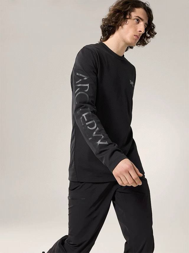 Details of Arc'teryx's tricolor base shirt. New Arc'Teryx men's early autumn cot