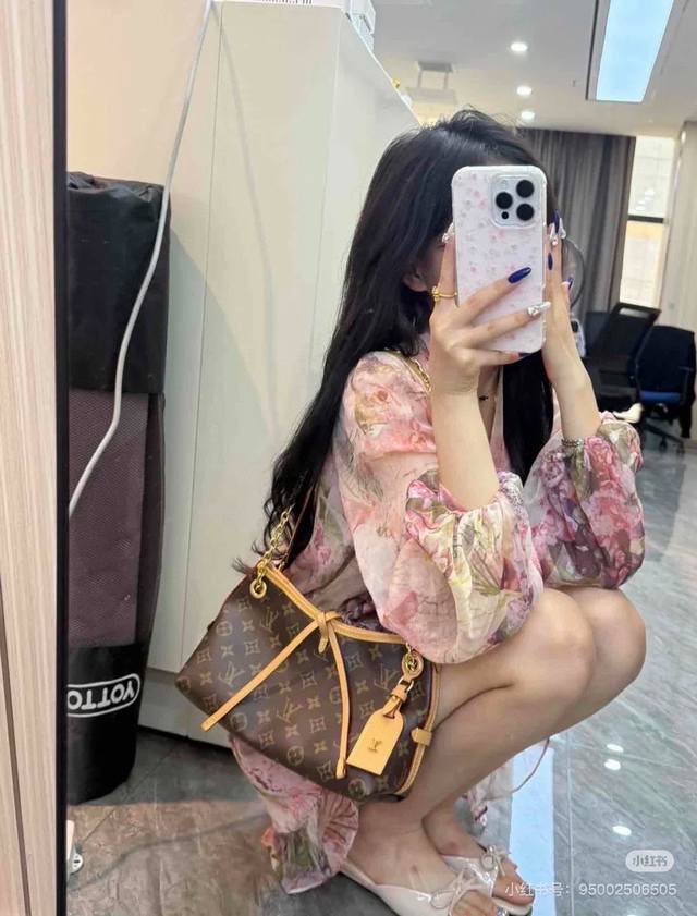 Lv's new Carry All Bb is extremely good-looking and can hold all the good things