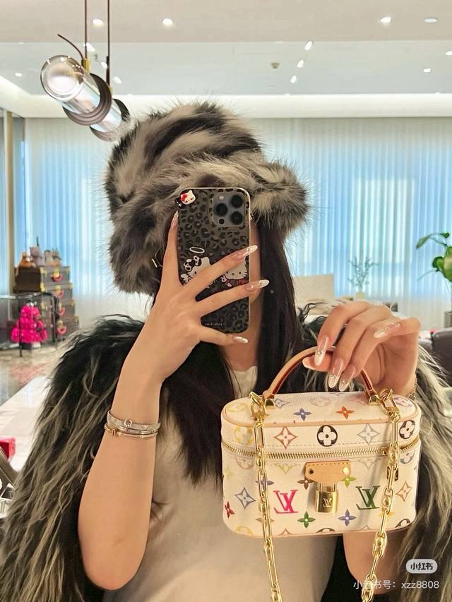 Lv Murakami White Tricolor Cosmetic BagLv 2025 Vanity Chain Pouch HandbagThe Van