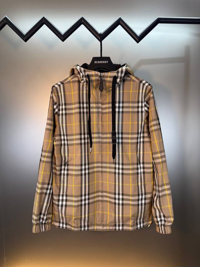 Original 1:1 replica of Burberry's classic check reversible hooded jacket. The e