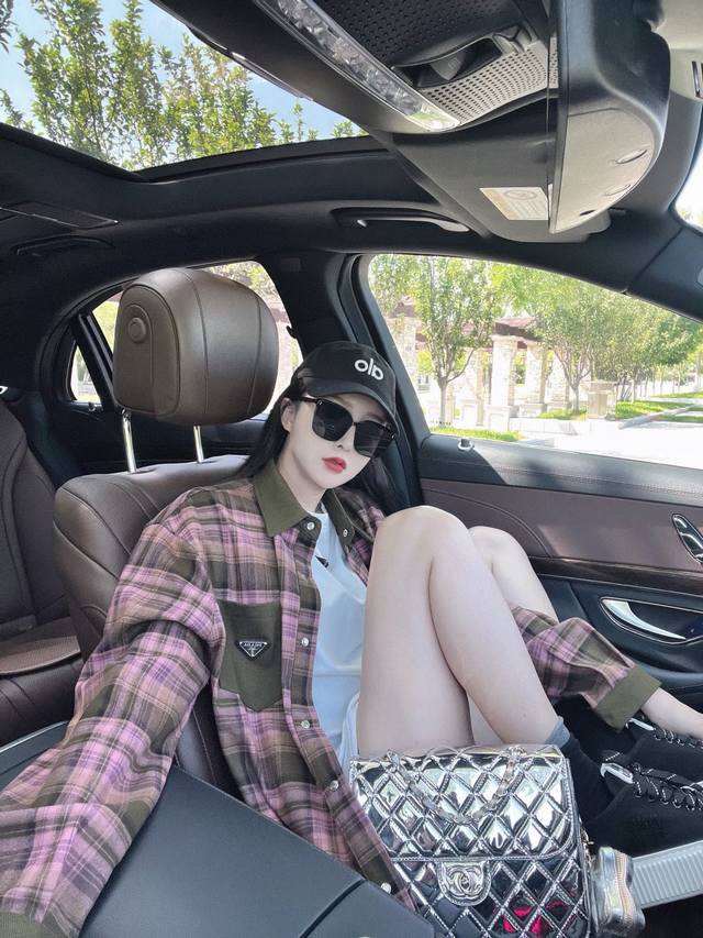 Plaid jacket is timeless! ! The metal label is very recognizable ~