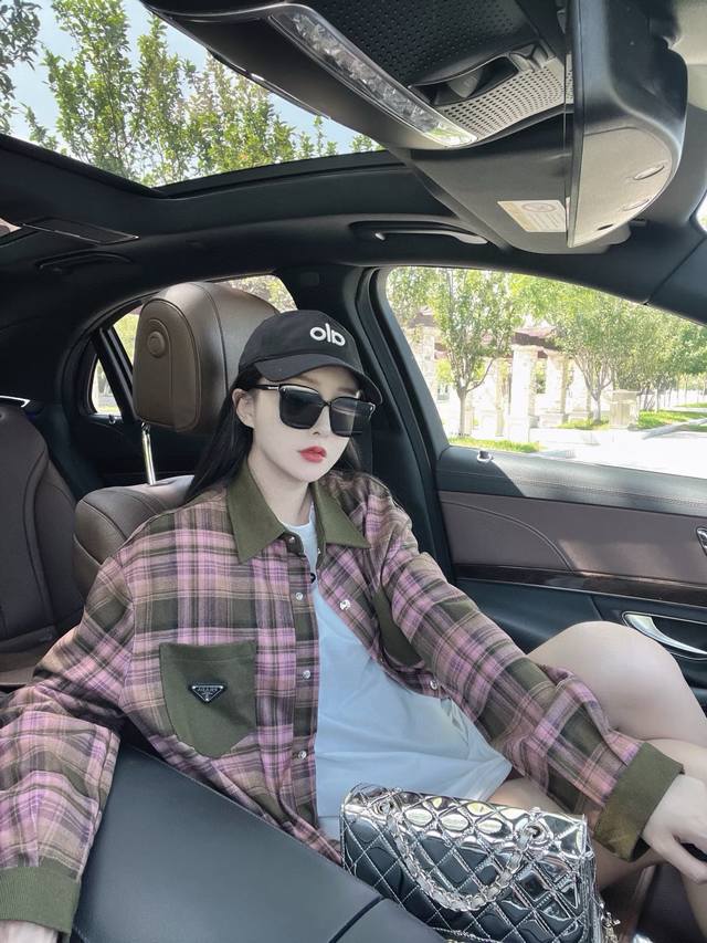 Prada's new army green lapel metal logo pink plaid jacketPlaid jackets are timel