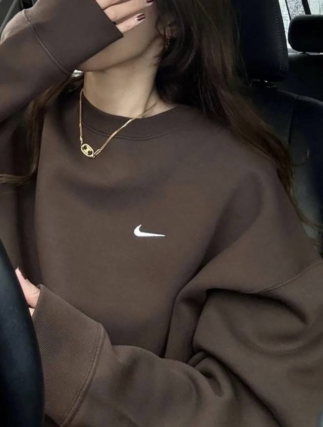 Nike's new round-neck embroidered logo chocolate-colored crewneck sweatshirt. .