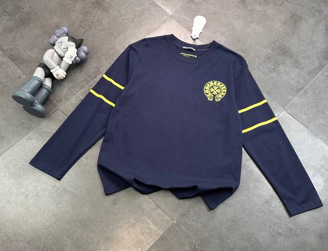 Chrome Hearts classic scroll print base! This T-shirt is the perfect combination