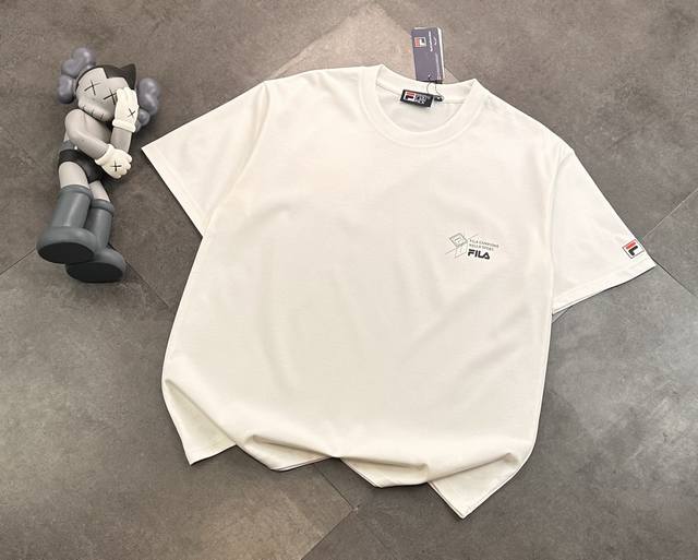 The same short-sleeved T-shirt as on the official Fila website! The chest logo