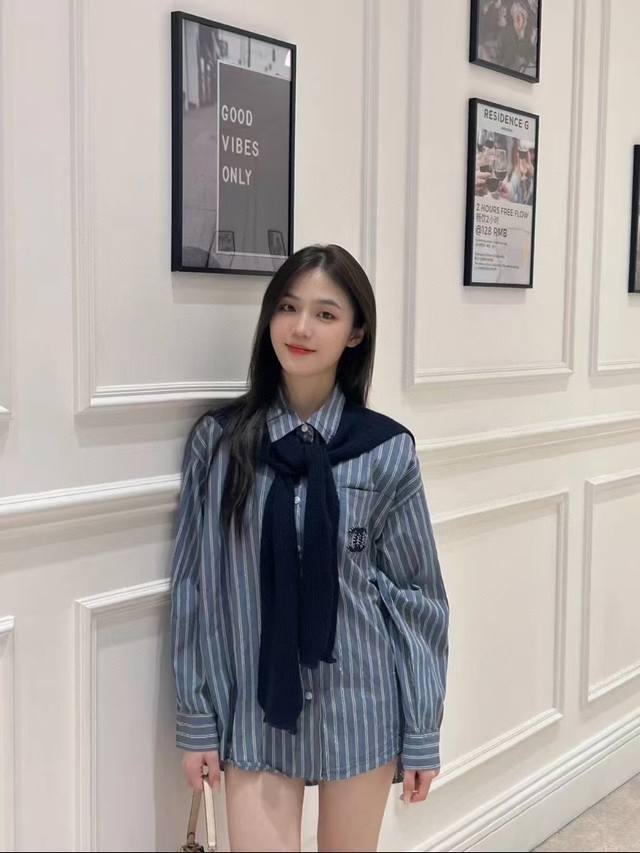 Haute couture two-piece suit Chanel Chanel-style striped shirt and shawl two-pie
