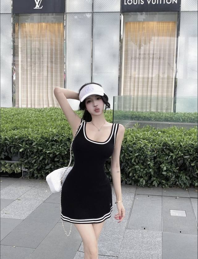 Haute couture style with a great fitAlo sports dress with a very stylish design~