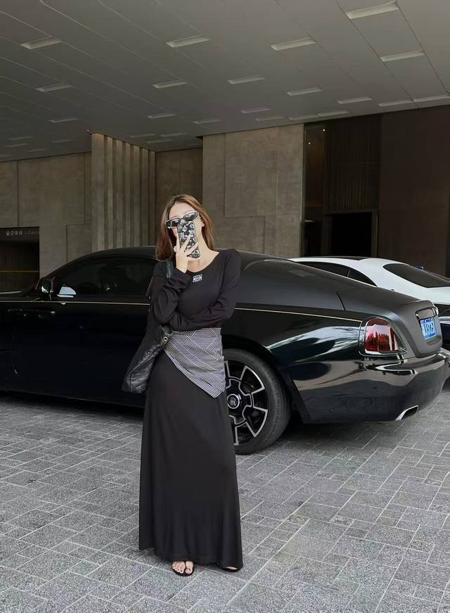 Loewe 25Ss new dress is highly recommended. Long sleeves, round neck, long desig