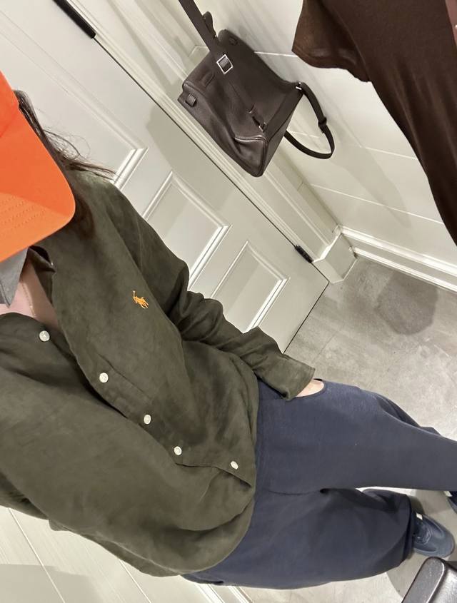 Polo shirt Olive green A woman who loves wearing linen shirts A recorder of rom