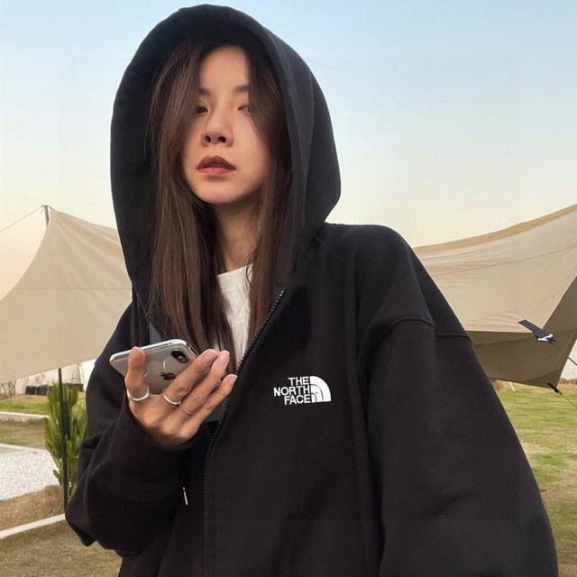 New Arrival : The North Face's classic, basic hooded sweatshirt jacket with a