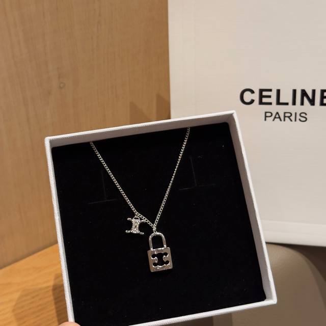 Celine's new lock necklace clavicle chain, exquisite and small, very elegant Ar