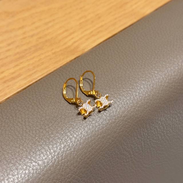 Celine's new Arc de Triomphe earrings, the new model is a three-dimensional one.