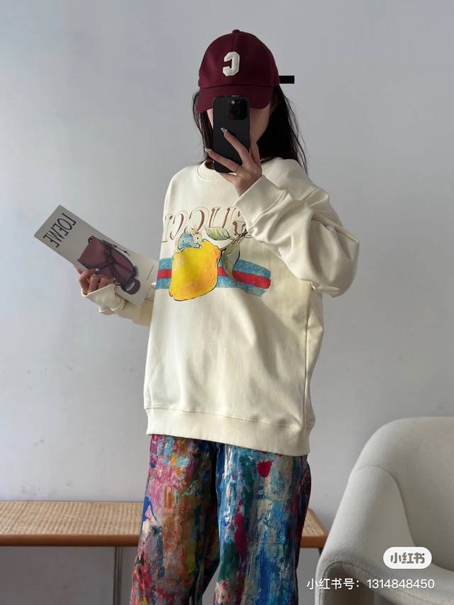 Gucci printed round neck sweatshirt Style number: 702 Original fabric, official