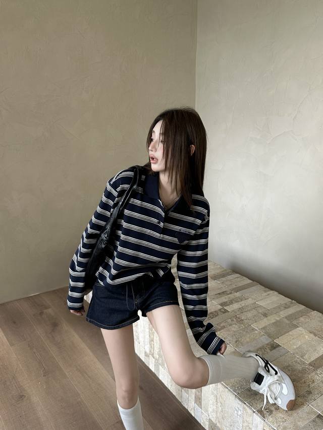 prada Prada 25Ss new top has a Korean-style striped polo shirt. The straight sho