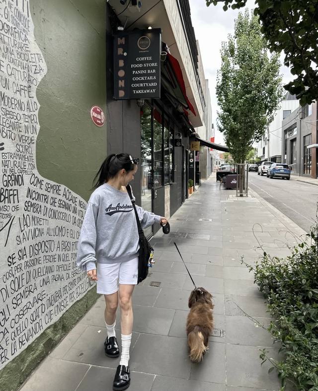 High-end version with a great fit Ann's off-shoulder printed sweatshirt has an A