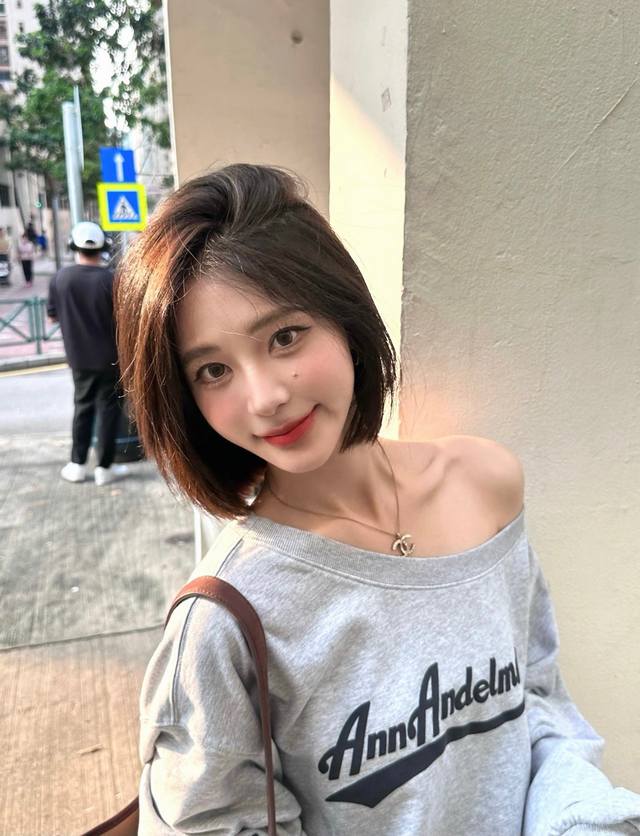 New and great style! Ann's off-shoulder printed sweatshirt has an American retr