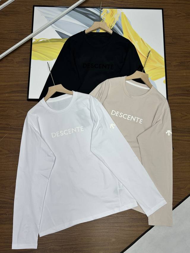 Descente's three-color crew-neck base shirt, a new autumn arrival from the Desce