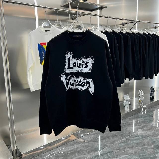 Offers Louis Vuitton's 2025 new arrival, a black and white logo-printed round-n