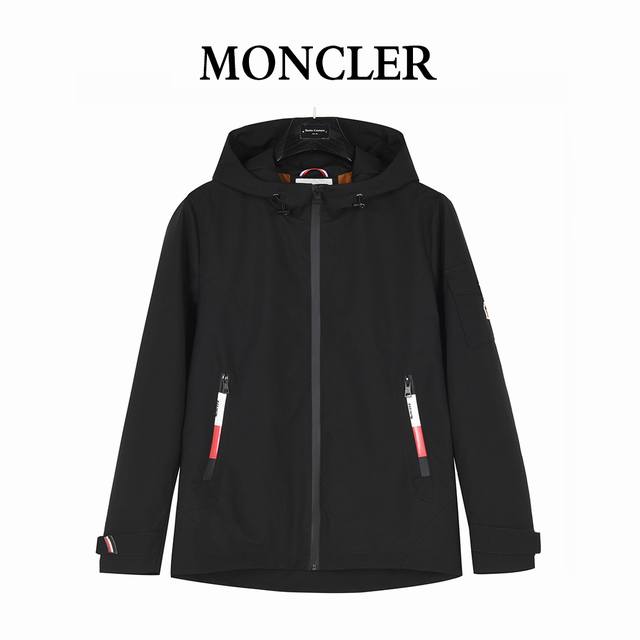 Moncler 25Ss Small Logo Pocket Zipper Hooded JacketThis jacket features a classi