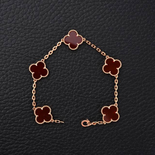 Van Cleef & Arpels Vca classic four-leaf clover bracelet comes with full packag