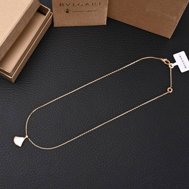 Bvloari Bulgari classic fan-shaped pendant necklace A must-have item for celebri