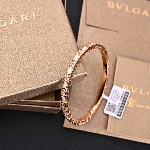 Bvlgari snake bone bracelet Delicate and enchanting line design, decorated with