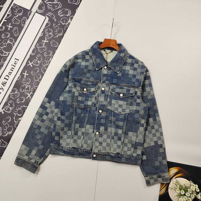 Sizes 46-52. Classic Autumn/Winter 2025 Louis Vuitton denim jacket. Round neck,