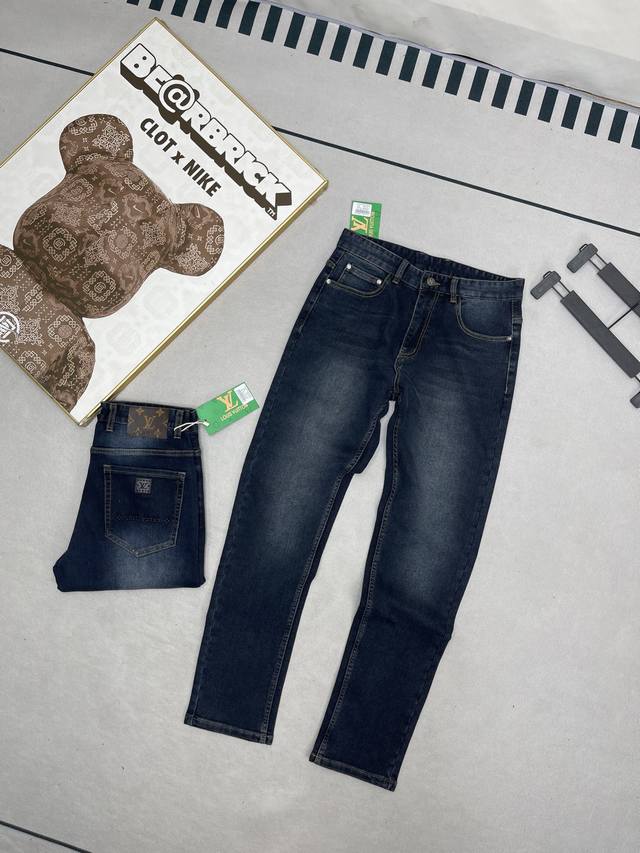 A rare and popular spring/summer newest Lv brand men's washed casual jeans. Made