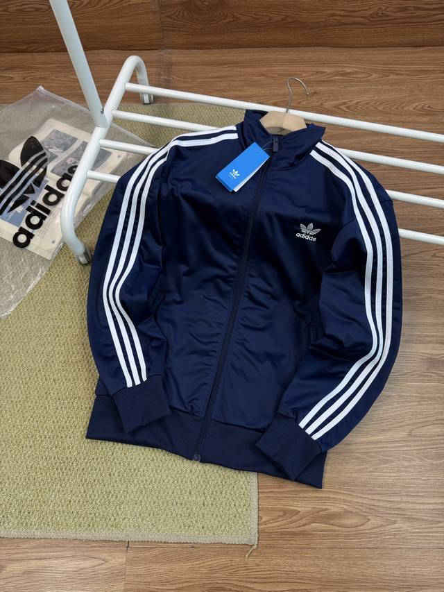 Adidas Trefoil Logo embroidery, classic three-bar webbing embellishment, casual