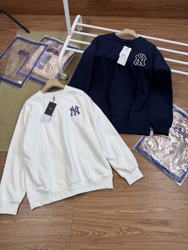 Mlb's new cashew floral crewneck sweatshirt. . Complete with three labels, a fo