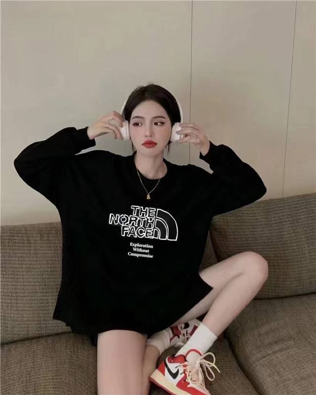 For The North Face's new large logo casual round neck sweatshirt Tnf looks real