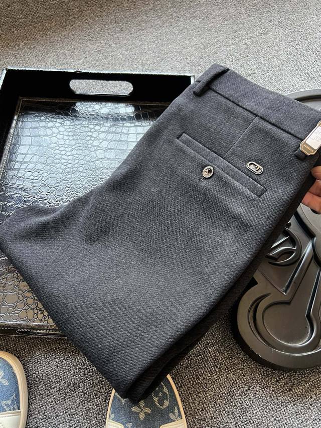 Top-tier counter merchandise! Popular item! Fendi's high-end gray and black Dou