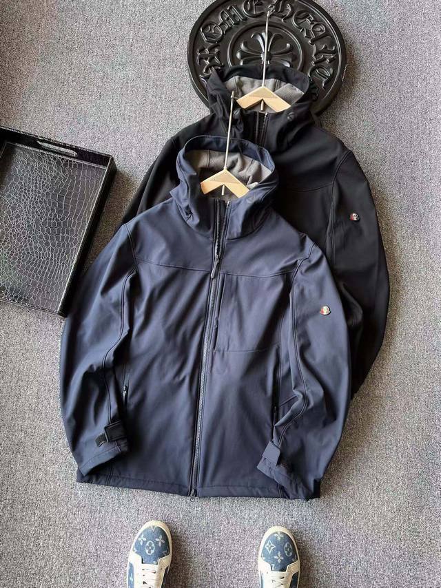 New Outerwear! Popular Hot Seller! Moncler's new thickened softshell hooded jac