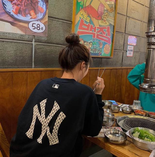 Model image! Mlb's new embroidered crewneck sweatshirt. . Complete with three