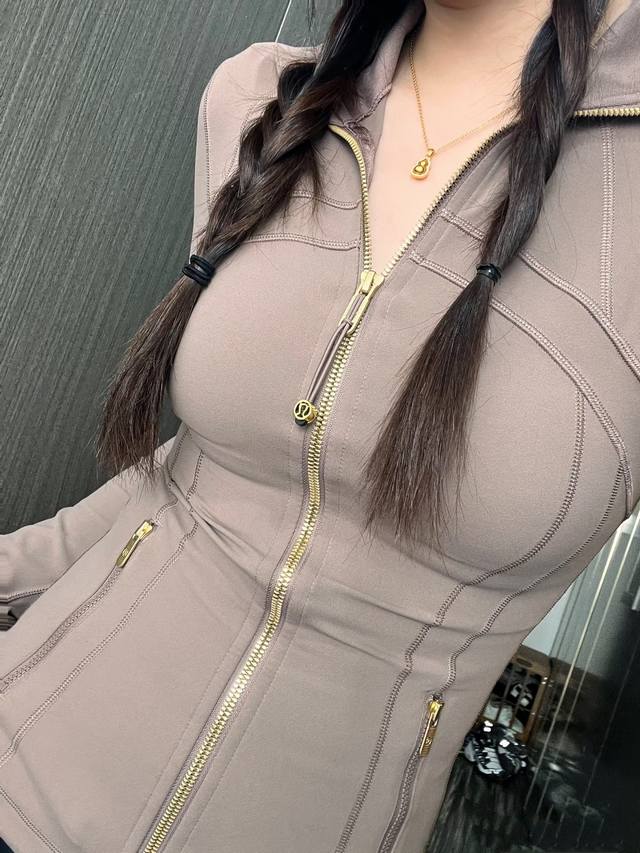 Gold zipper, twilight model picture-Lululemon25