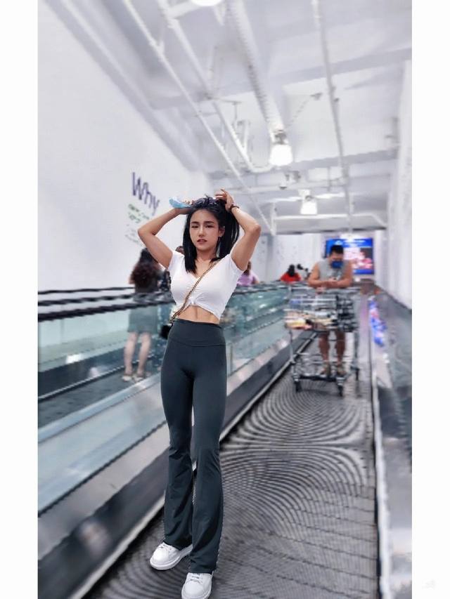 Thin gray Lulu Groove flared pants. Zhao Lusi also bought two colors of the sam