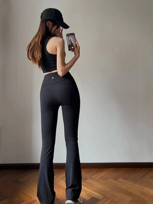 Thin black Lulu Groove flared pants. Zhao Lusi also bought two colors of the sa
