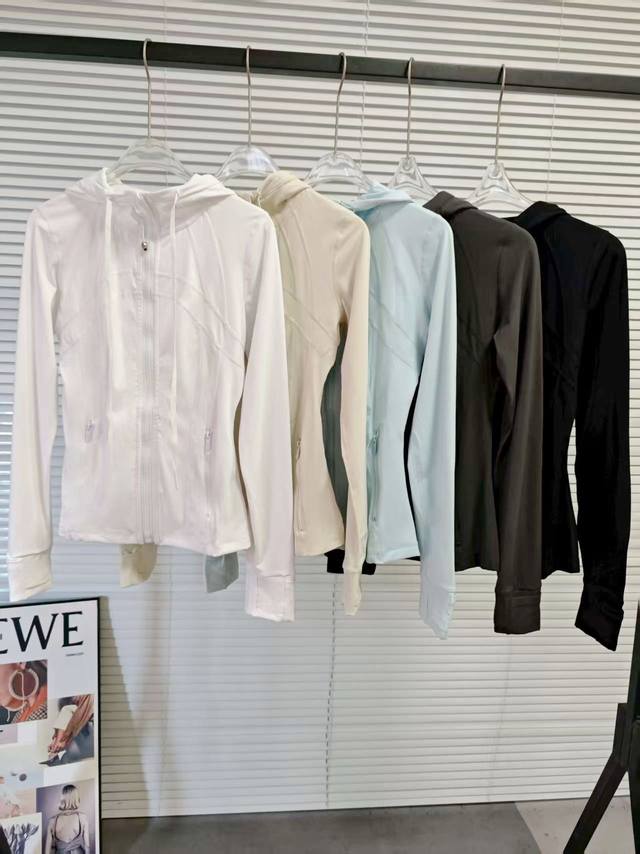 Actual photo of hooded style with metal zipper LululemonحDefine Lulu Women's Spo