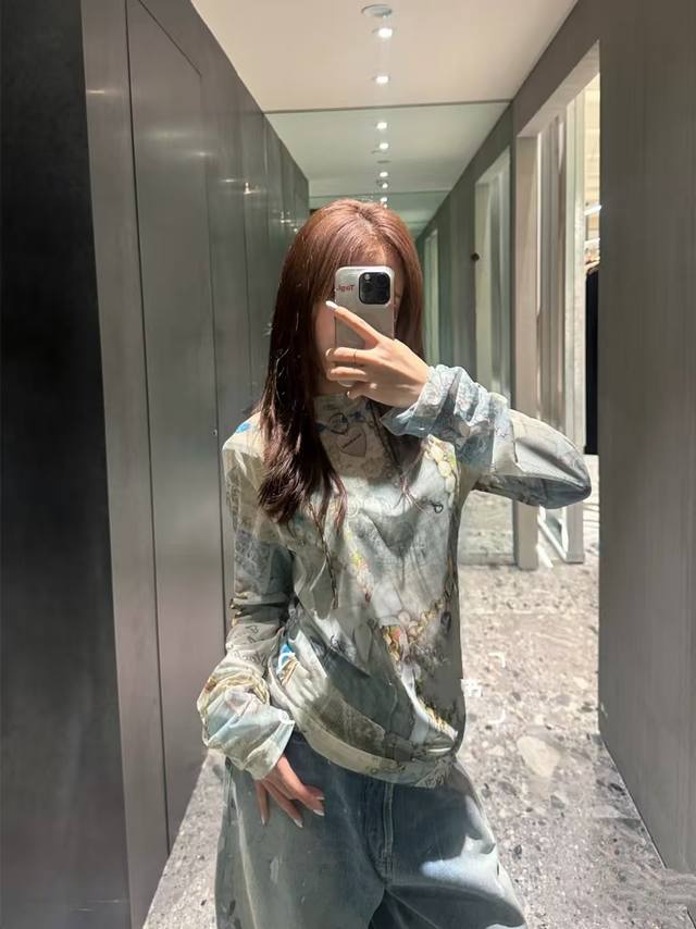 Long-sleeved T-shirt. This lace-printed top is absolutely stunning! It's like we