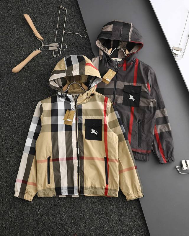 Exclusive Burberry Bbr's latest classic autumn patchwork striped plaid jacket,