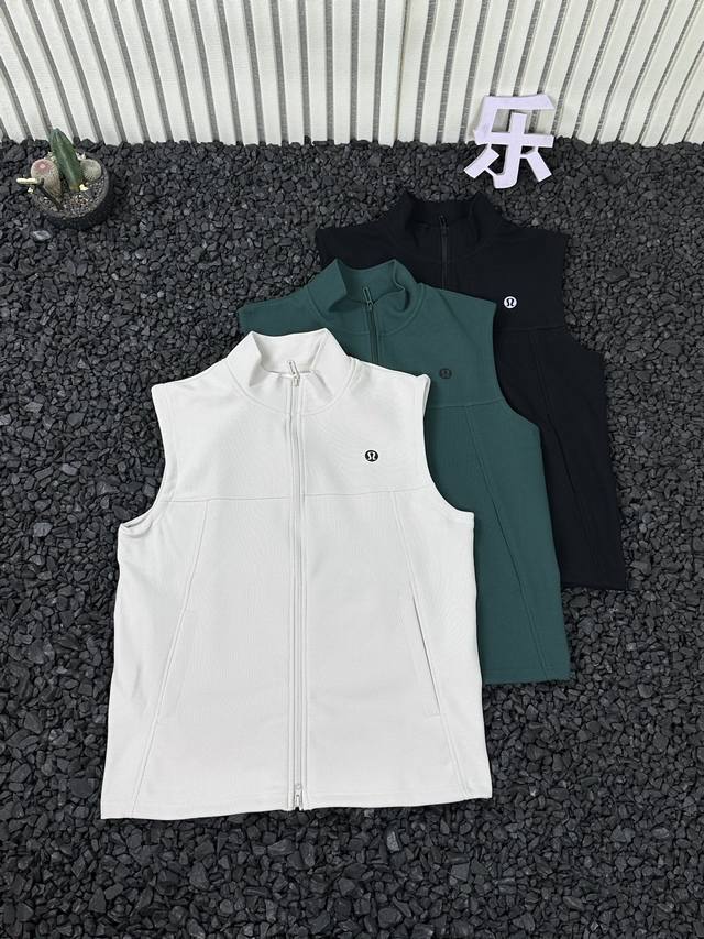 Unlock new ways to style your couple's outfits! This Lulu-style classic outdoor