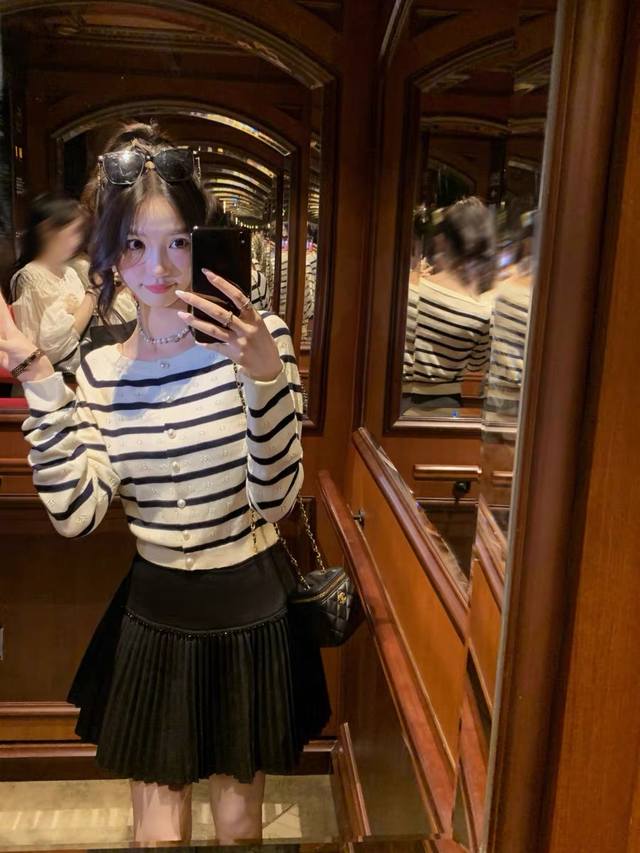 Haute couture hit Chanel Early Fall Knit Cardigan Who knows! I found a striped k
