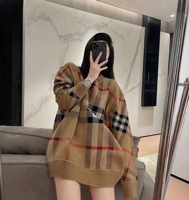 Haute couture round-neck pulloverBurberry's classic plaid round-neck pullover sw