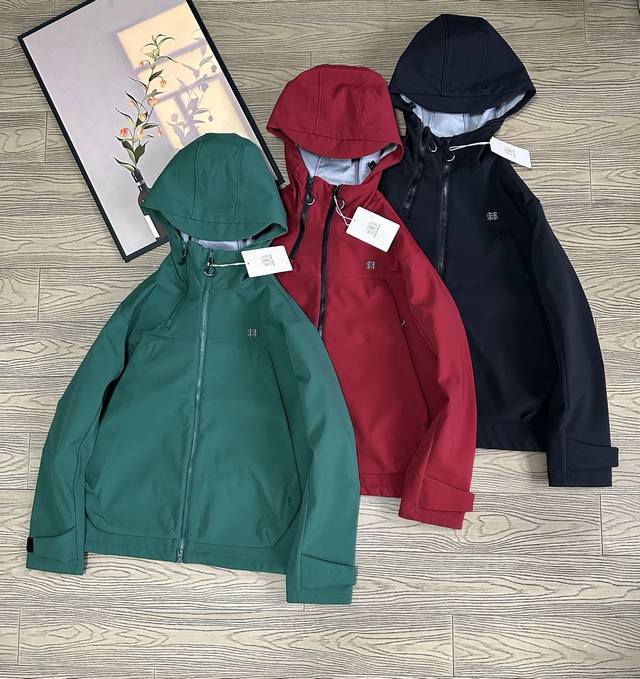 Kolon Sport's 25th anniversary new seasonal jacket. Celebrity Hu Ge and Liu Shis