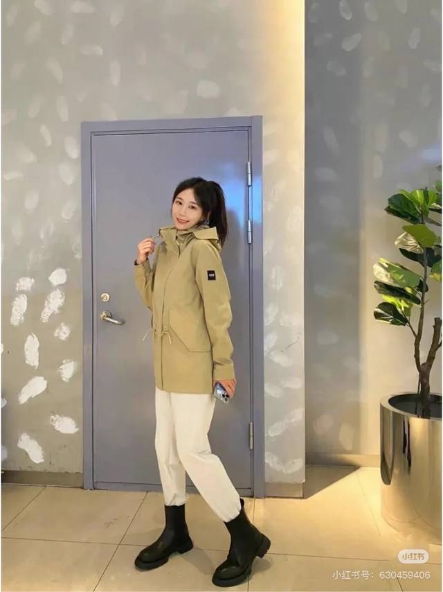 New arrival! Aigle's new women's hooded outdoor windbreaker jacket! Available o