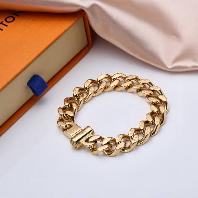 Lv Louis Vuitton magnetic clasp steel bracelet, a must-have for men . The patter
