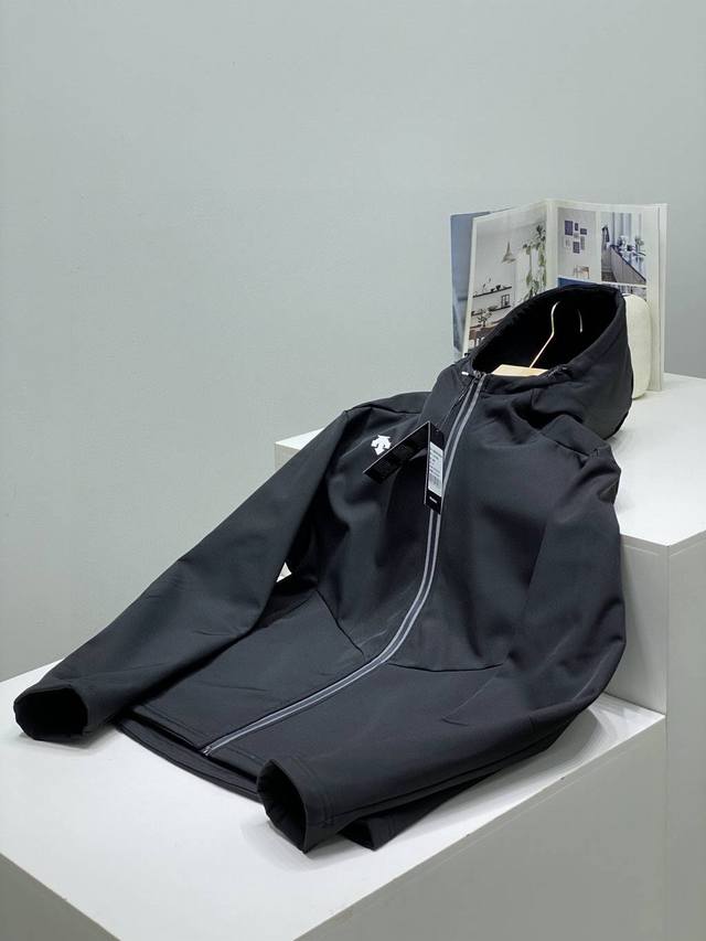 Descente* Descente outdoor softshell, water-repellent, hooded fleece jacket! Hig