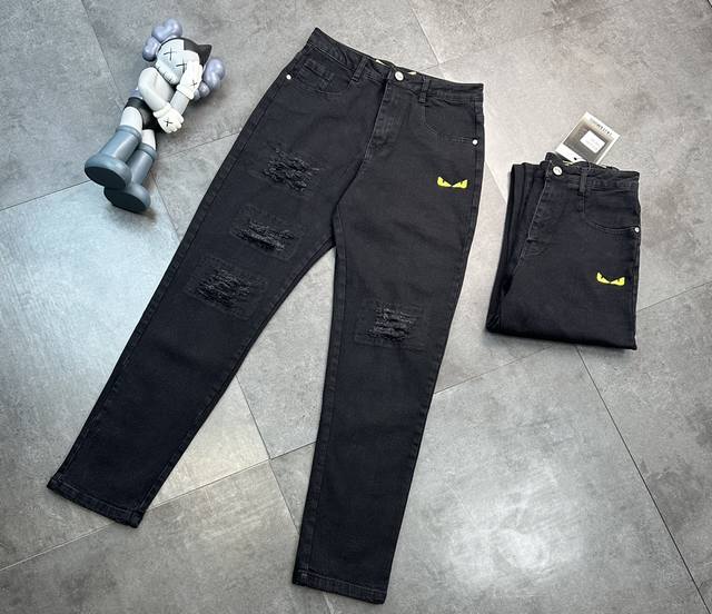 Welfare fashion brand 25Ss early spring Fendi ripped jeans! Ripped jeans have a