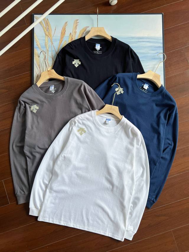 For Perfect for both exercise and commuting! This Descente long-sleeved T-shirt